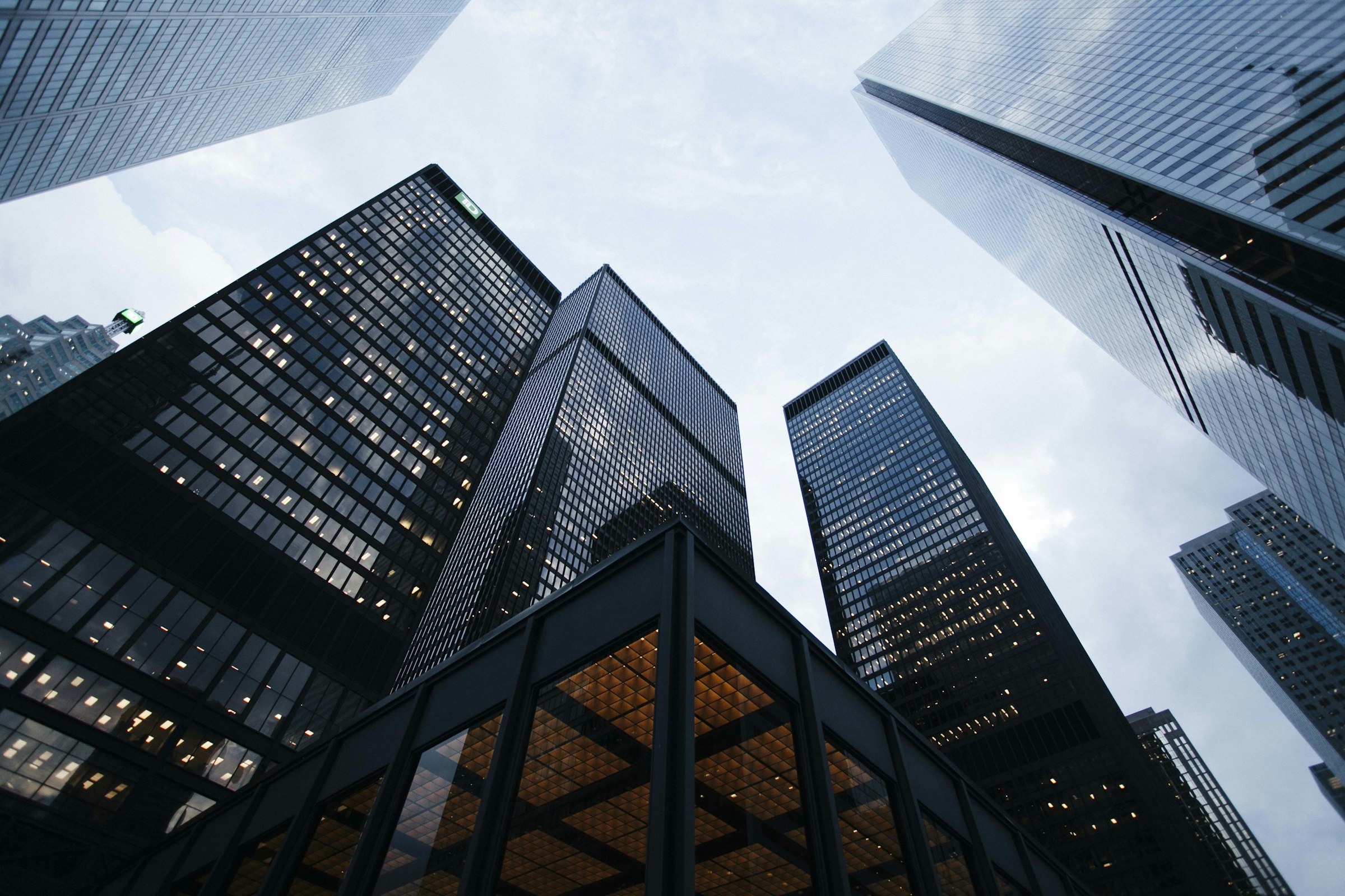 Referensi visual curtain wall kaca pada gedung komersial