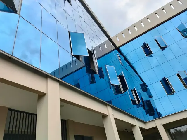 Dokumentasi pekerjaan fasad dan konstruksi PT AKA — foto 28