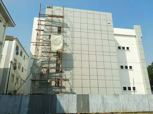 Dokumentasi pekerjaan fasad dan konstruksi PT AKA — foto 53