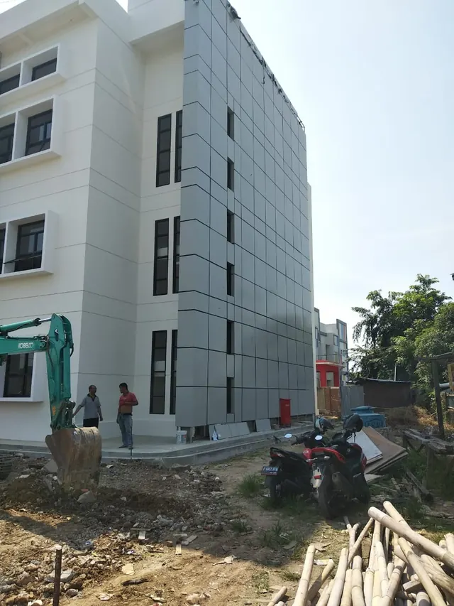 Dokumentasi pekerjaan fasad dan konstruksi PT AKA — foto 67