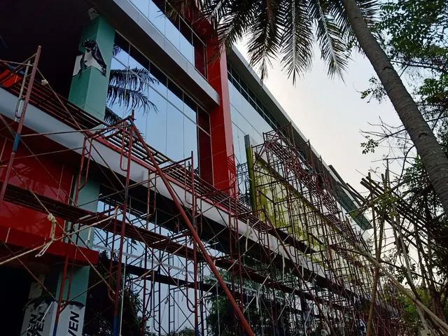 Dokumentasi pekerjaan fasad dan konstruksi PT AKA — foto 75